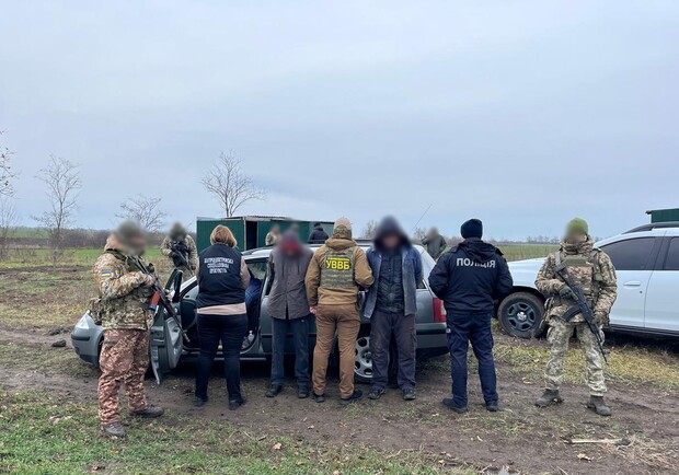 Затримані чоловіки разом із поліцейськими та прикордонниками. 