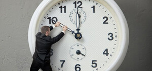 Чи потрібно в Україні переводити годинник на літній час у 2025 році