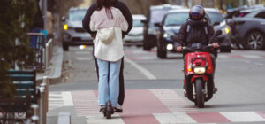 Кабмин разрешил мопедам и мотоциклам ездить полосой для маршрутных авто