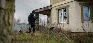 Саперы показали, как разминируют усадьбы в Изюмском районе (фото, видео)