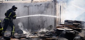 В Одесі горіла СТО: зазнали пошкоджень автівка та будівля