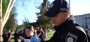 В Одессе мужчина с ножами напал на полицейских: его остановили огнестрельным оружием