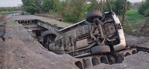 Автомобиль провалился в дыру: в Новопавловке разрушен мост через реку Солону