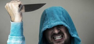 Серед вулиці у Львові невідомий вдарив ножем у живіт перехожого 