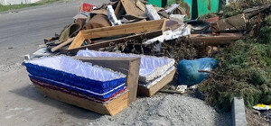 У Дніпрі біля смітників знайшли кілька порожніх трун: соцмережі вибухнули жартами