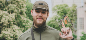 Звільнений з полону боєць зрізав дріт зі своєї таблички на Алеї сакур в столиці