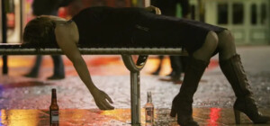 В Днепре возле гимназии №140 пьяная женщина напала на детей