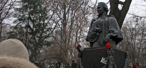 В Киеве предлагают сменить надпись на памятнике Леси Украинки из-за элементов советской пропаганды