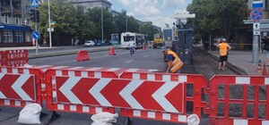 В центре Запорожья начали масштабный ремонт после обстрела: перенесена остановка транспорта