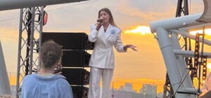 KOLA представила новую песню киевлянам под дождем