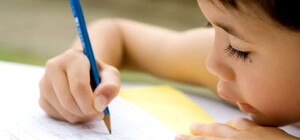 У Дніпрі звичайна гра вдома ледь не завершилася трагедією: дитина впала спиною на олівець