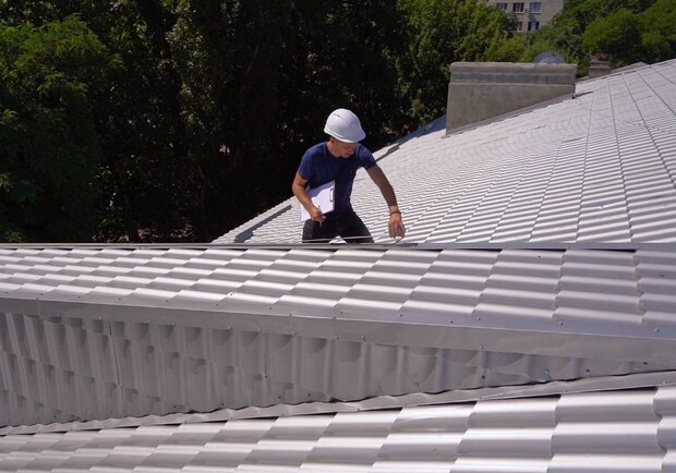 Строитель восстанавливает дом на проспекте Шевченко. 