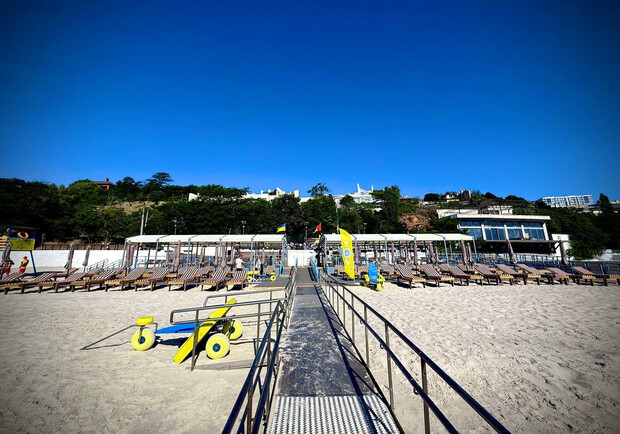 Інклюзивний пляж на 11-й станції Великого Фонтану в Одесі. 