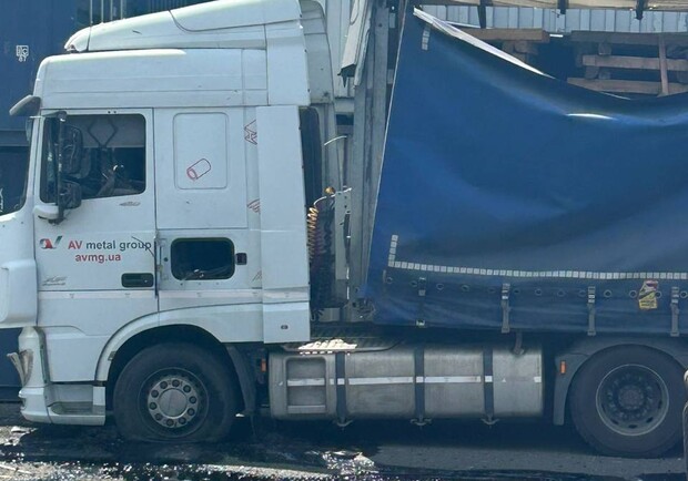 Грузовик, оказавшийся под ударом. 