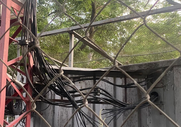 Уличное освещение, которое повредили вандалы. 