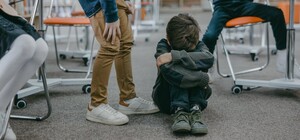 У Дніпрі дитина порізала руки об скло під час руху в укриття в садочку №368: хлопчику наклали дев’ять швів