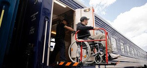 Укрзализныця представит первый безбарьерный вагон для групп пассажиров на колесном кресле