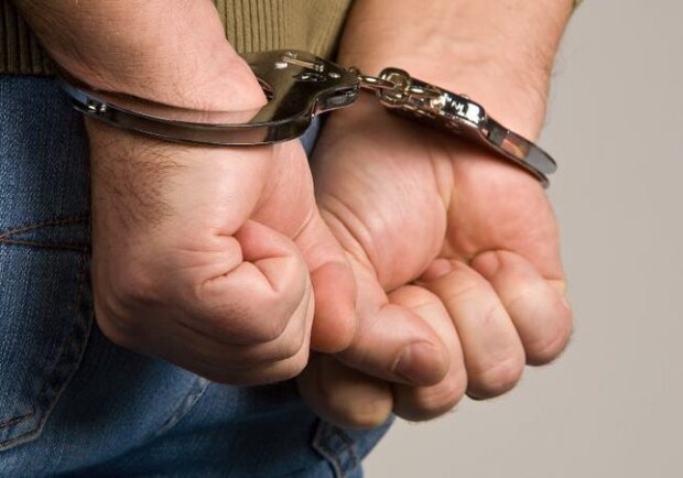 Наручники на руках мужчины. 