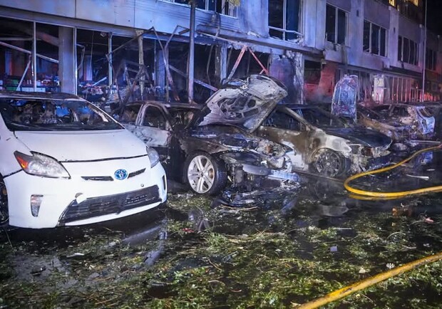 Автівки, які горіли внаслідок нічної дронової атаки на Одесу. 