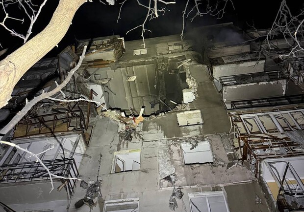 Багатоповерхівка після обстрілу. 