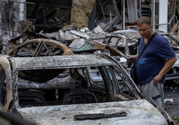 Автівка, яка зазнала пошкоджень унаслідок обстрілу. 