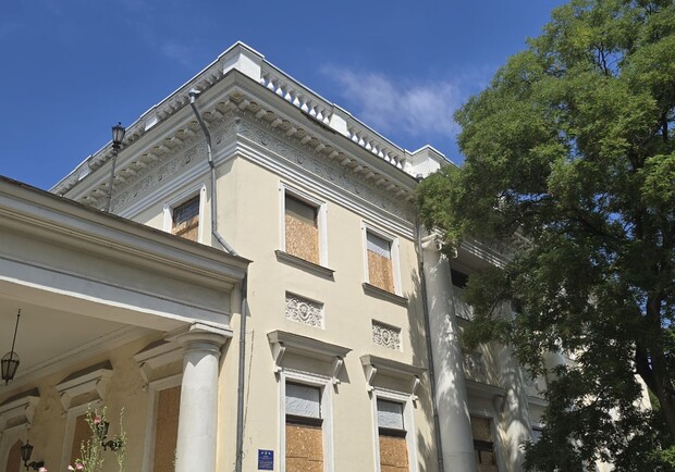 Воронцовский дворец после обстрела. 