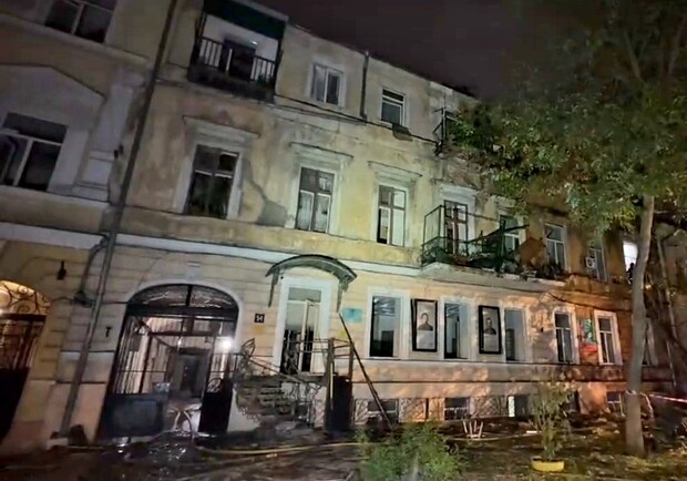 Дом на улице Пастера, 54 после обстрела. 