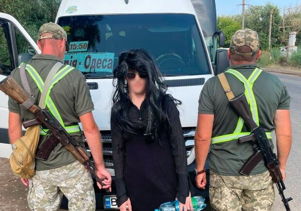 На трасі Одеса–Рені затримали порушника в сукні та перуці: намагався втекти за кордон 