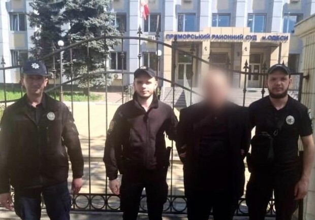 Затриманий засновник фінансової піраміди біля будівлі суду з поліцейськими. 