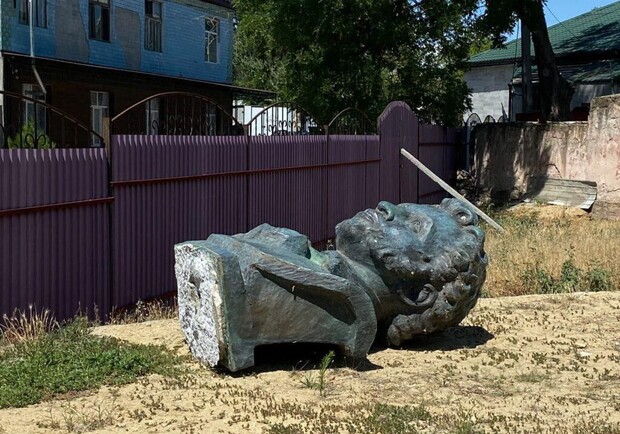 Демонтированный памятник Пушкину. 