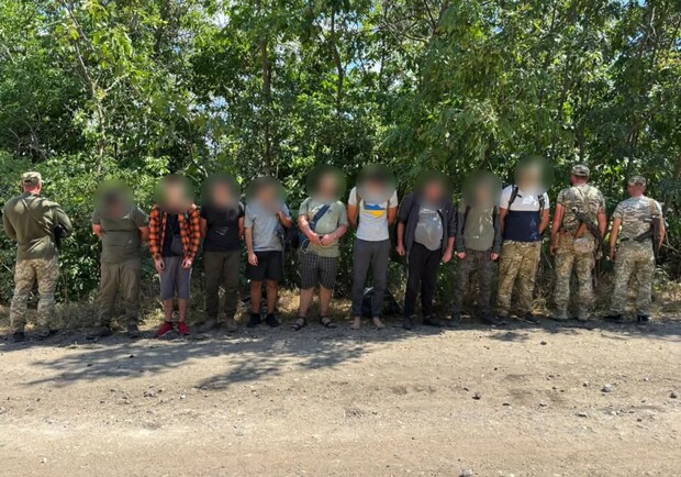 Задержанные мужчины, которые пытались сбежать в Молдову. 