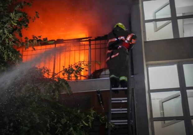 Рятувальник на місці пожежі. 