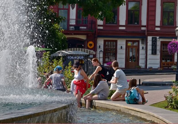 Люди возле фонтана. 