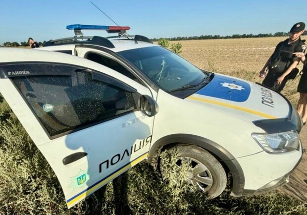Поліцейський автомобіль на місці вбивства. 