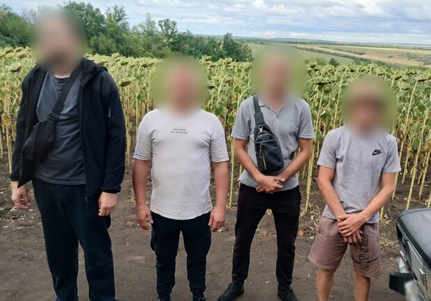 Затримані переправник і військовозобов'язані. 