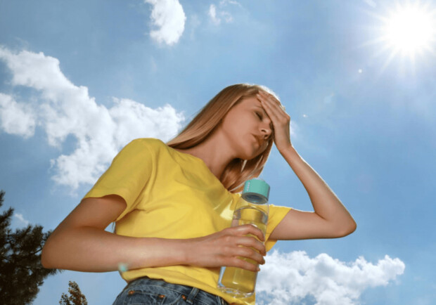 Девушка страдает от жары. 