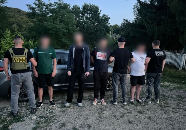 Затримання водія та втікачів. 