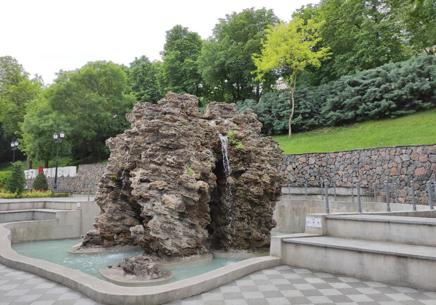 Грот-фонтан в Стамбульском парке. 