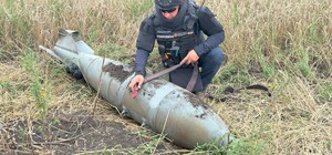 Під час сільгоспробіт під Куп'янськом аграрії виявили несдетоновану авіабомбу (фото)