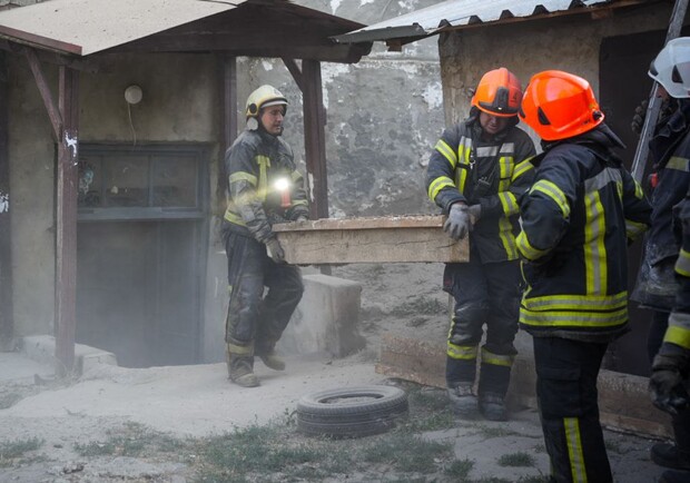 Спасатели на месте обрушения. 