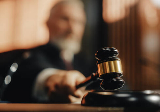 Судья с молотком. 