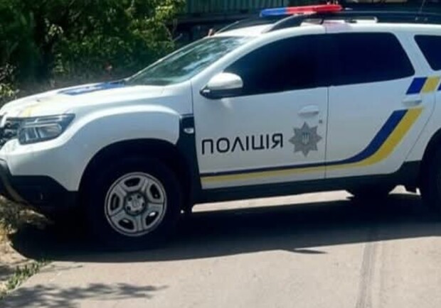 Поліцейський автомобіль на місці аварії. 