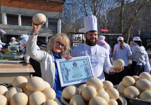 На Одещині зварили 2 тонни зеленого борщу зі 100 страусиних яєць та встановили національний рекорд 