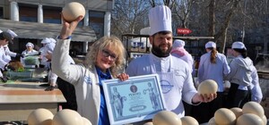 На Одещині зварили 2 тонни зеленого борщу зі 100 страусиних яєць та встановили національний рекорд