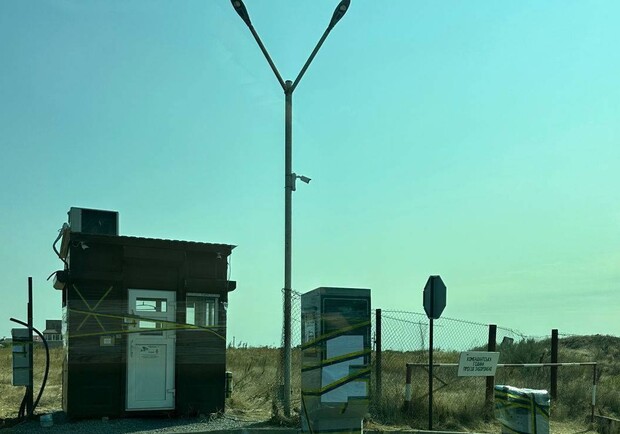 Шлагбаум біля узбережжя в Одесі. 