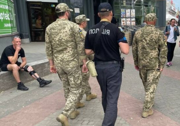 Работники ТЦК и полицейский. 