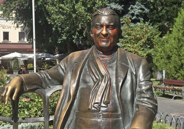 Заплямований фарбою пам'ятник Утьосову. 