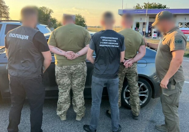 Затримання чоловіків, які намагалися втекти за кордон. 