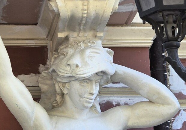 Кариатида у входа в гостиницу "Бристоль". 