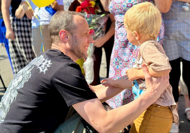 Виталий Гиренко обнимает сына Диму. 